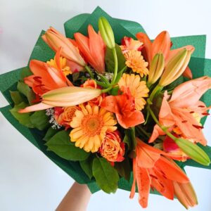Bouquet Intenso: Fiori Freschi dai Toni Caldi e Avvolgenti