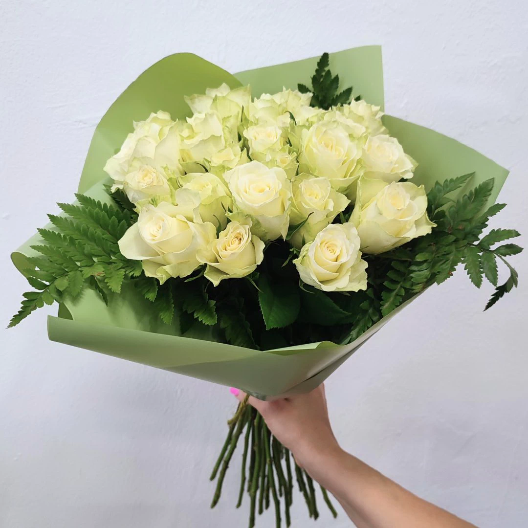 Bouquet Alice: 24 Rose Bianche stelo medio - immagine 2