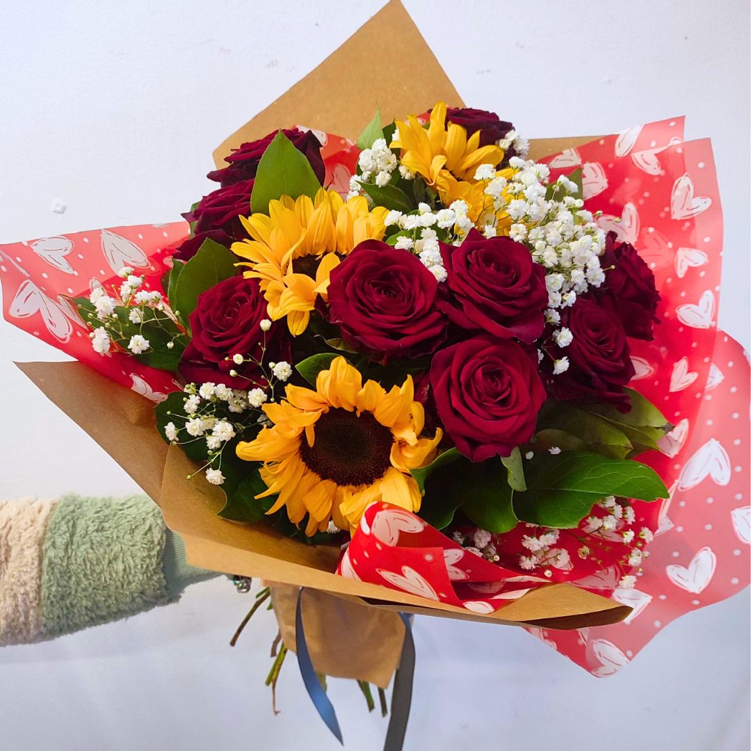Bouquet "Batticuore"- Bouquet Rose Rosse Red Naomi e Girasoli San Valentino" - immagine 3