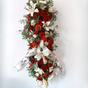 Classic Rose and Lily Funeral Tribute – Mezzo Copricassa di Prestigio